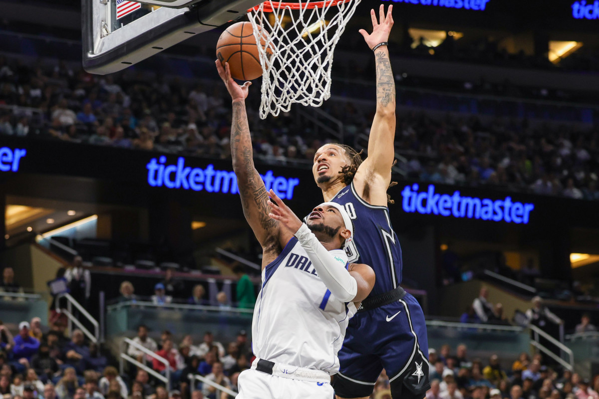 Orlando Magic guard Cole Anthony goes up for a block against Dallas Mavericks guard Jaden Hardy (1)